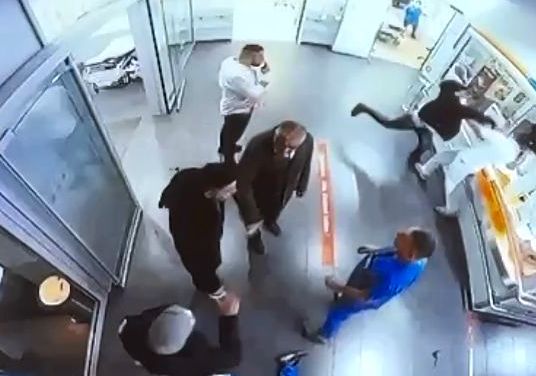 Silvester in Berlin: Drei Männer schlagen Klinik-Personal in Rettungsstelle zusammen – Video zeigt Angriff