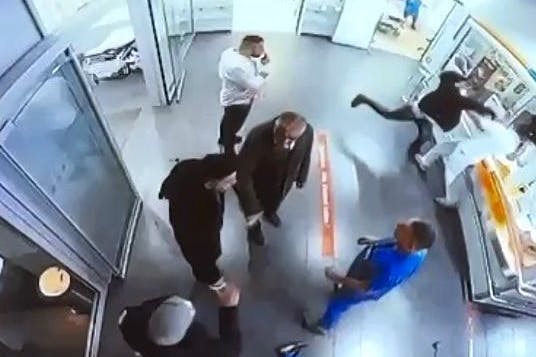 In der Rettungsstelle des Krankenhauses Lichtenberg wurde ein Arzt niedergeschlagen und ein Krankenpfleger angegriffen.