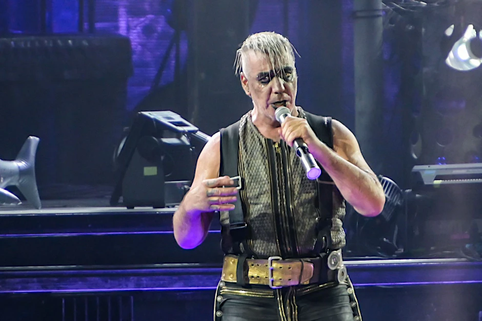 Till Lindemann während eines Rammstein-Konzerts im Berliner Olympiastadion im Juli 2023.&nbsp;
