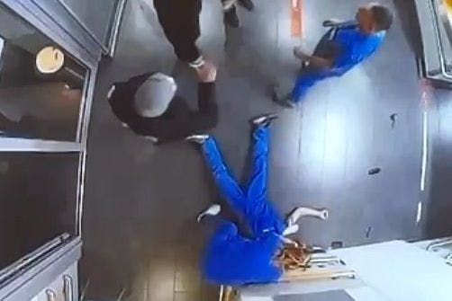 Ein Arzt und ein Pfleger wurden in der Silvesternacht von den Angreifern verprügelt.