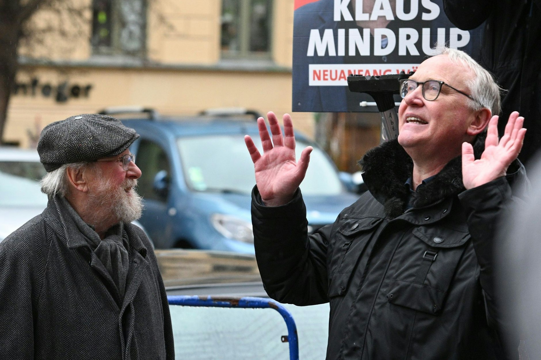 Der SPD-Bundestagskandidat für Pankow, Klaus Mindrup (r.), und SPD-Ikone Wolfgang Thierse beim Aufhängen von ersten Wahlplakaten in der Oderberger Straße. Mindrup will sich bei der Nachwahl gegen Stefan Gelbhaar von den Grünen durchsetzen und in den Bundestag einziehen. 