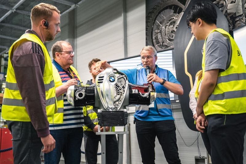 Besuchen Sie das legendäre Motorradwerk der BMW Group in Berlin, wo alle 75 Sekunden ein Motorrad vom Band läuft!