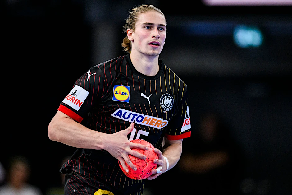 ARCHIV - Soll Deutschlands Handballer zu einer erfolgreichen Heim-EM führen: Juri Knorr.  
