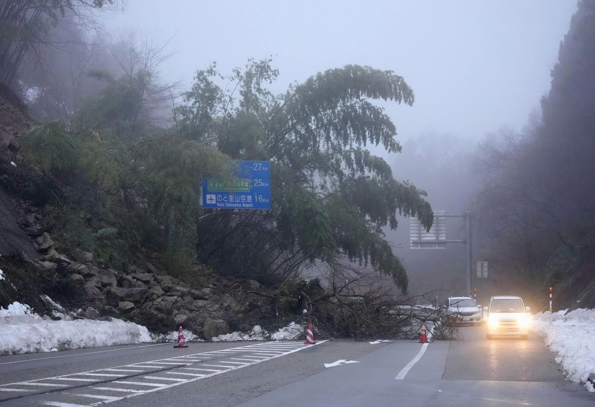 Eine Hauptstraße ist von einer Schlammlawine bedeckt, die durch Erdbeben in Suzu in der Präfektur Ishikawa verursacht wurde.  