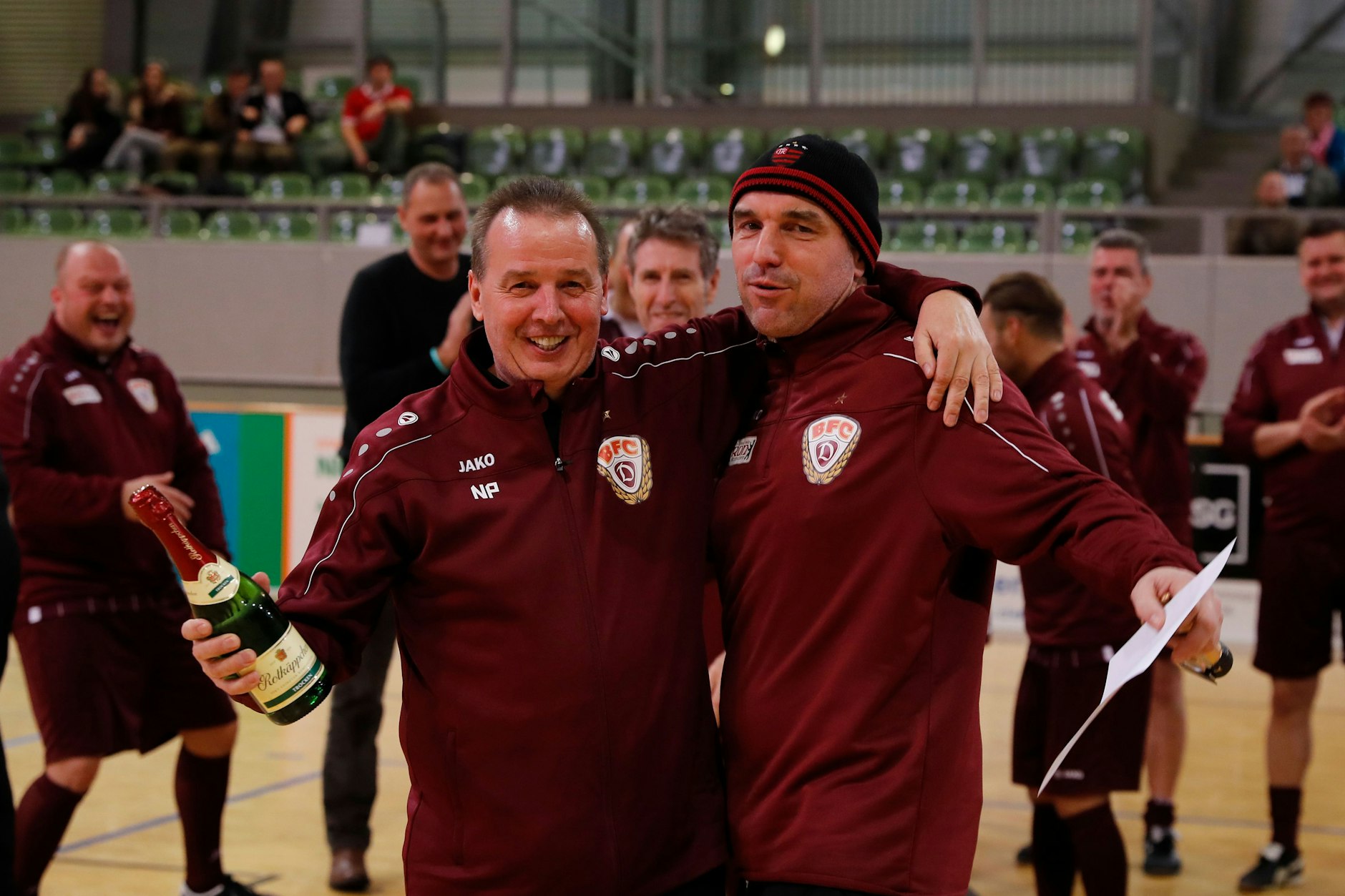 Trainer Norbert Paepke (l.), Nico Thomaschewski und die Dynamo- Traditionsmannschaft wissen, wie man feiert.