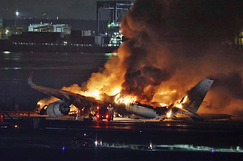 Ein Passagierflugzeug geriet nach der Landung auf dem Tokioter Flughafen Haneda bei der Kollision in Brand.  