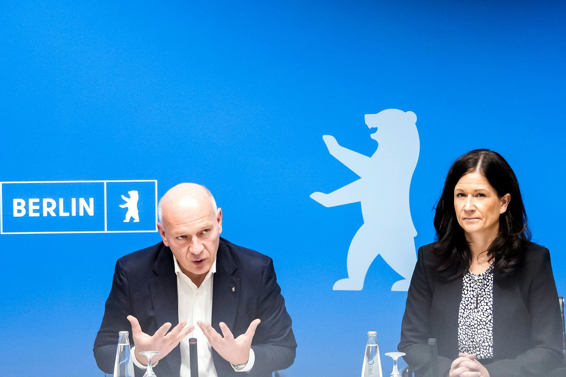 Der Regierende Bürgermeister Kai Wegner (CDU) und Katharina Günther-Wünsch (CDU) Senatorin für Bildung, Jugend und Familie, während einer Pressekonferenz.