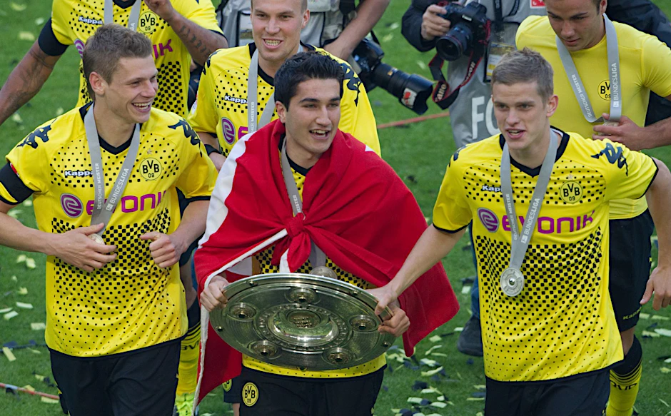 ARCHIV - Nehmen ihre Arbeit beim BVB auf: Nur Sahin und Sven Bender (r).  