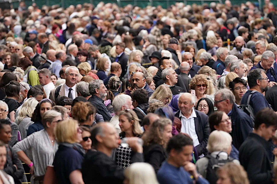 ARCHIV - Mehr als 8 Milliarden Menschen leben derzeit auf der Erde.  