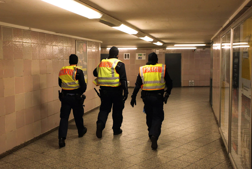 U8: Mann filmt Mädchen, Junge will helfen und wird attackiert – Polizist zieht Waffe
