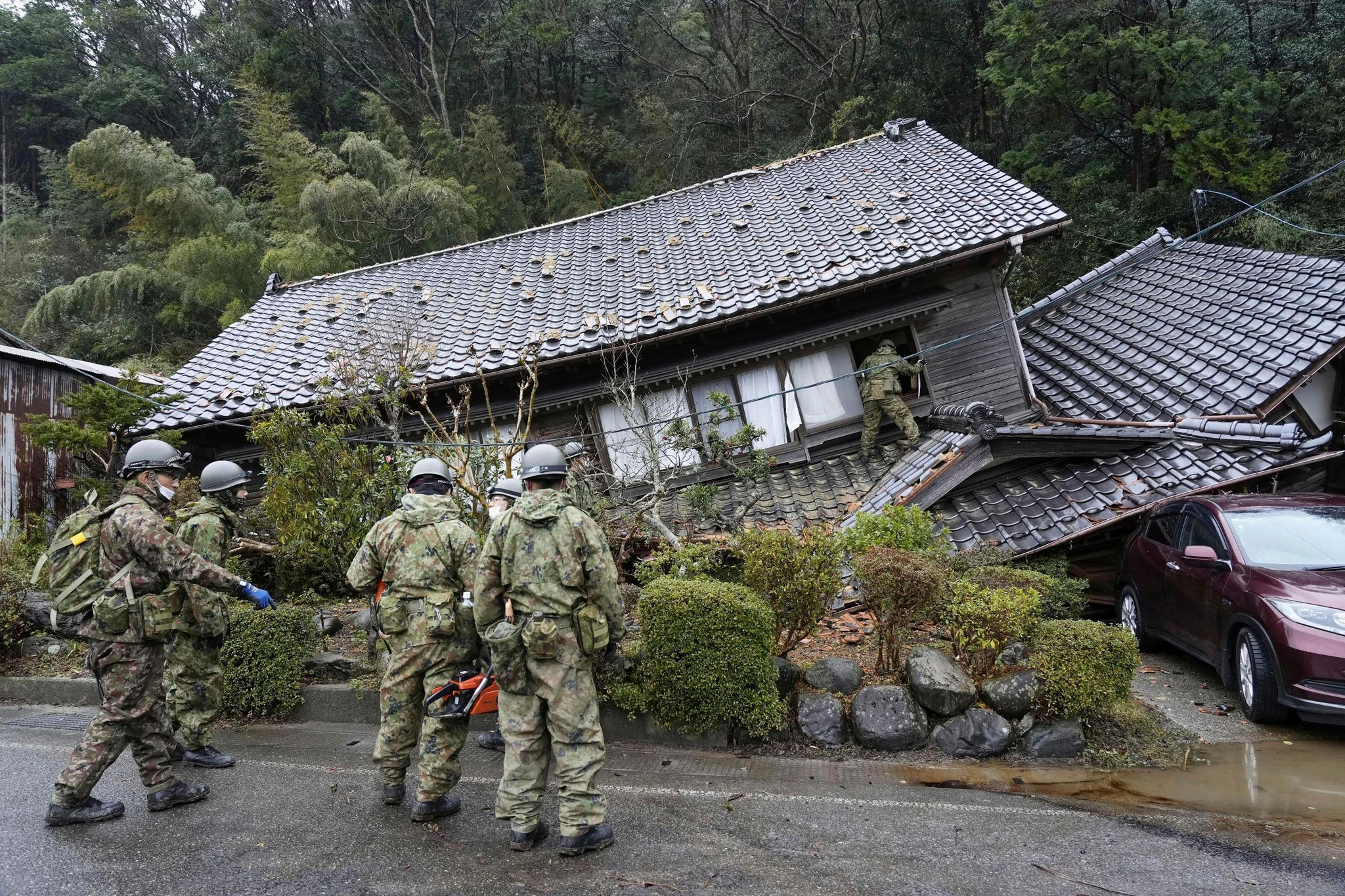 dpatopbilder - Ein durch ein Erdbeben am 1. Januar eingestürztes Haus in Suzu, Präfektur Ishikawa.  