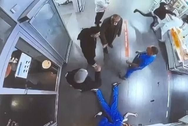 Ein Überwachungsvideo zeigt, was sich in der Silvesternacht abspielte. Ein Arzt am Boden, er wurde brutal niedergeschlagen.