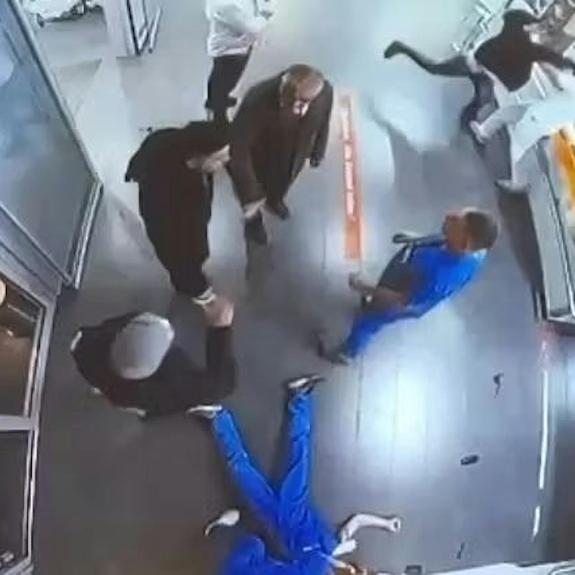 Schock-Video: Krankenhaus-Schläger prügeln auf Arzt und Pfleger ein