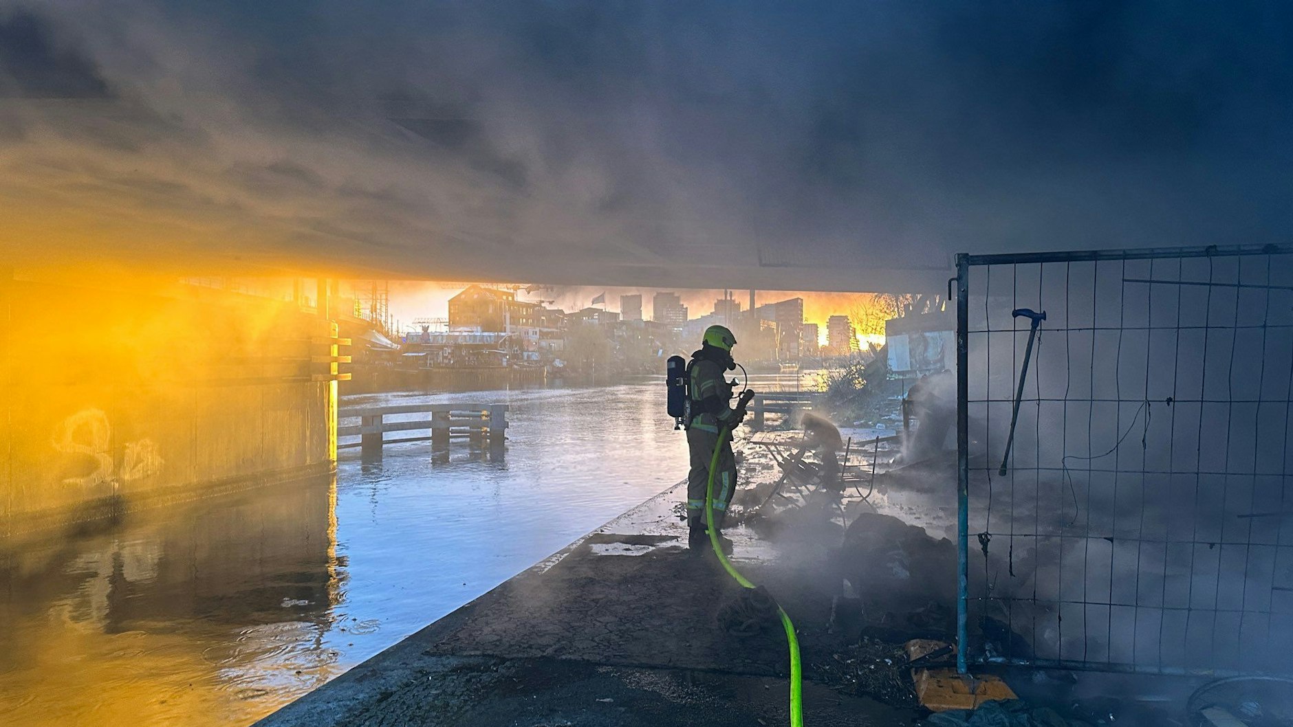 Eine Holzhütte unter der Brücke war in Brand geraten.