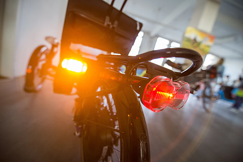Ein Fahrradblinker der Firma Velokonzept blinkt an einem Liegerad.&nbsp;
