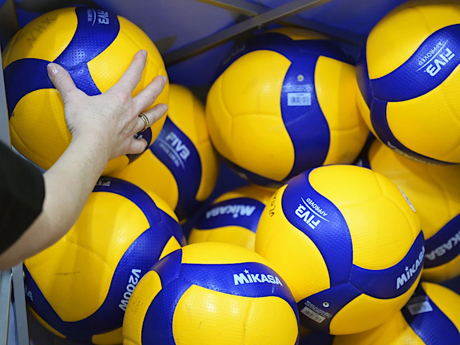 ARCHIV - Volleyball-Spielbälle liegen auf einem Haufen.  a/Symbolbild