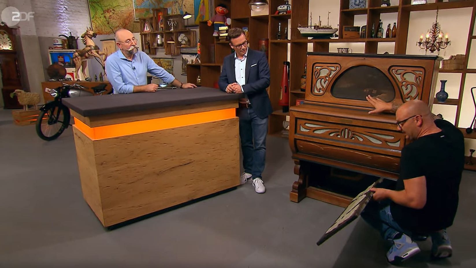 Voller Körpereinsatz vom „Bares für Rares“-Experten Sven Deutschmanek. Was er hinter der Verkleidung entdeckt, sind vor allem Spinnenweben.