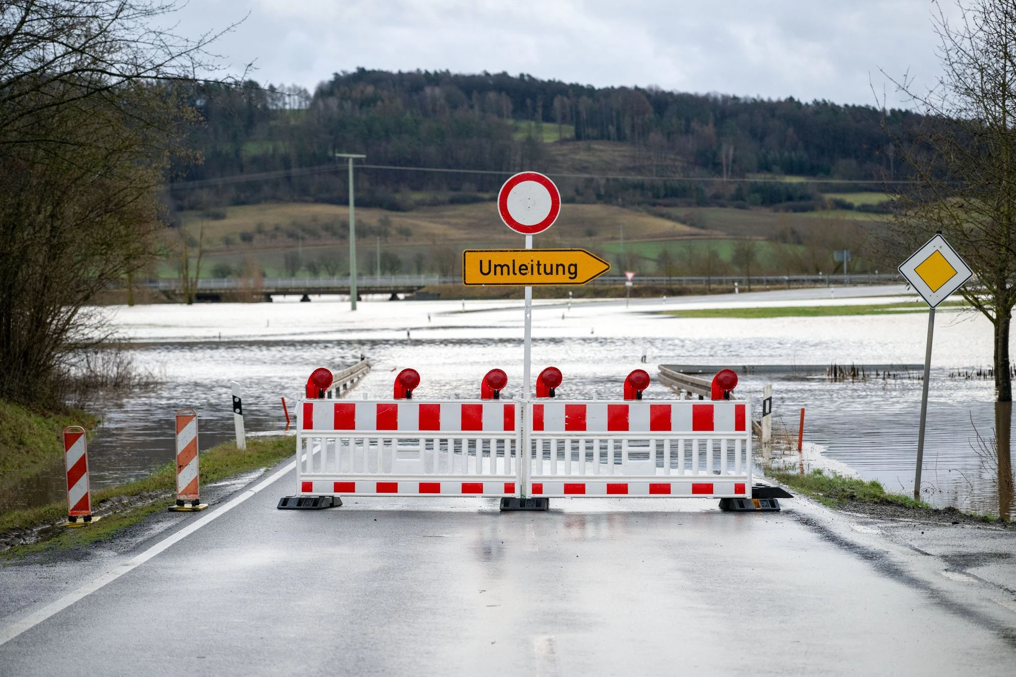 Auch der Fluss Itz führt Hochwasser. Hier eine gesperrte Straße bei Untermerzbach im Landkreis Haßberge in Bayern.  