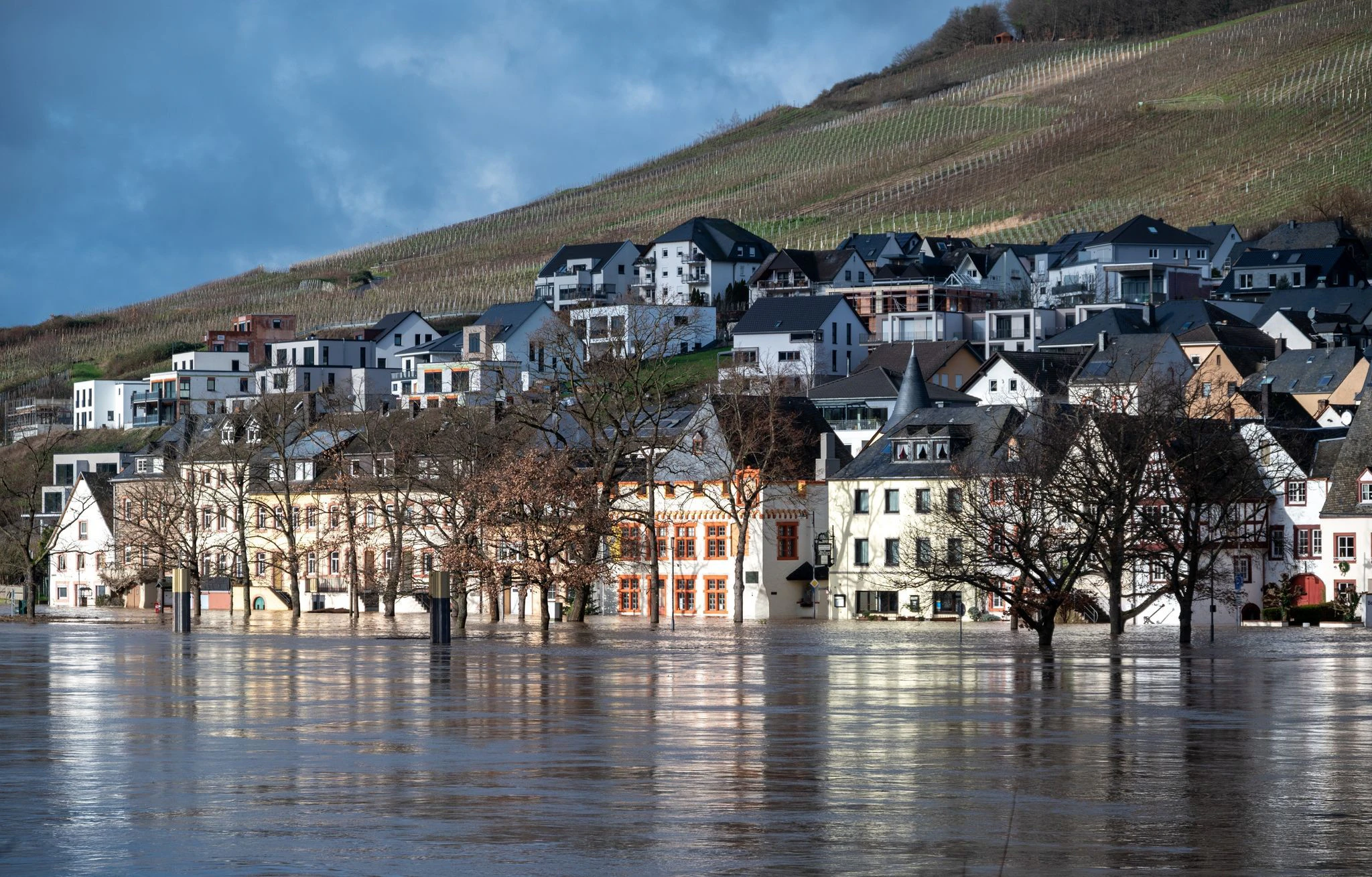 Hier in Bernkastel-Kues helfen auch keine Sandsäcke mehr gegen das Hochwasser der Mosel.  