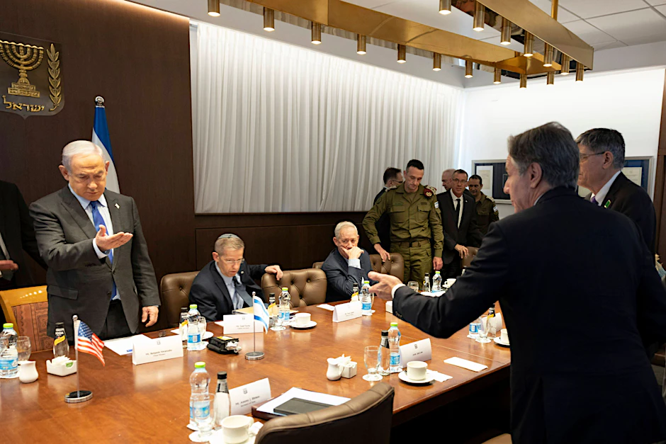 Israels Regierungschef Benjamin Netanjahu mit US-Außenminister Antony Blinken vor Beginn einer Sitzung mit dem israelischen Kriegskabinett