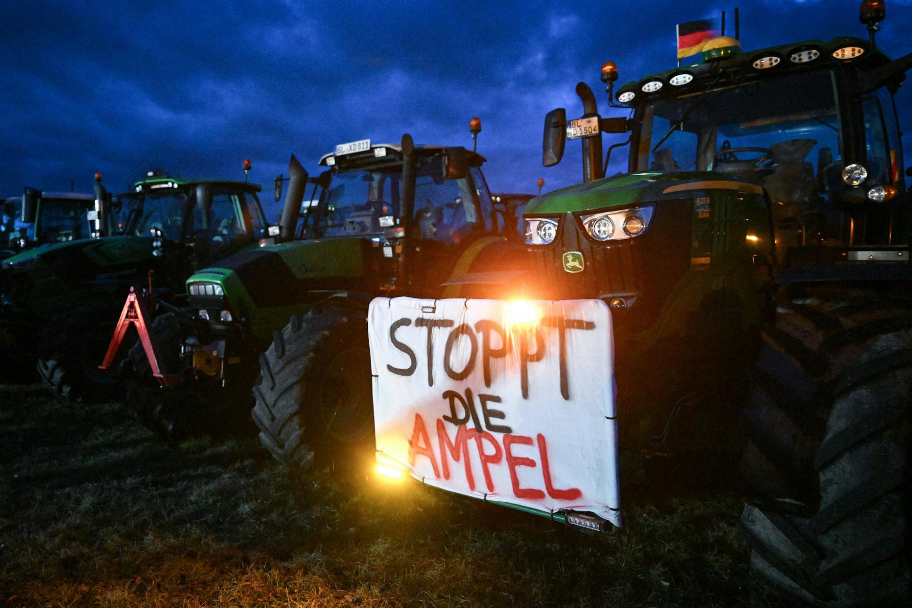 Die Protestaktionen der Landwirte gegen die Sparpläne der Regierung reißen nicht ab. Am Montag werden in Berlin wieder etliche Traktoren den Verkehr blockieren.