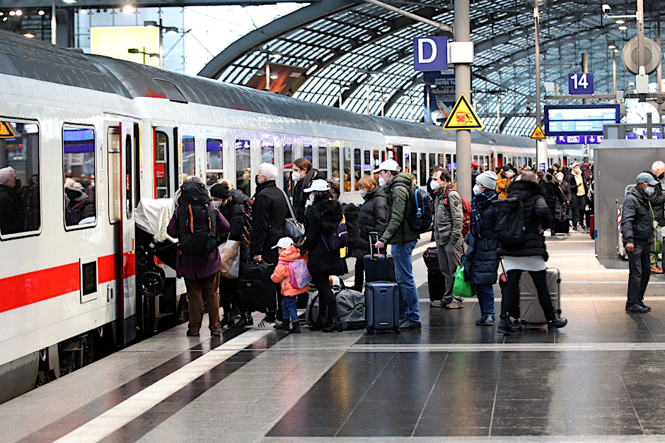 Fahrgäste am Berliner Hauptbahnhof. Wenn sich GDL und Bahn nicht einigen, droht ein erneuter Streik.