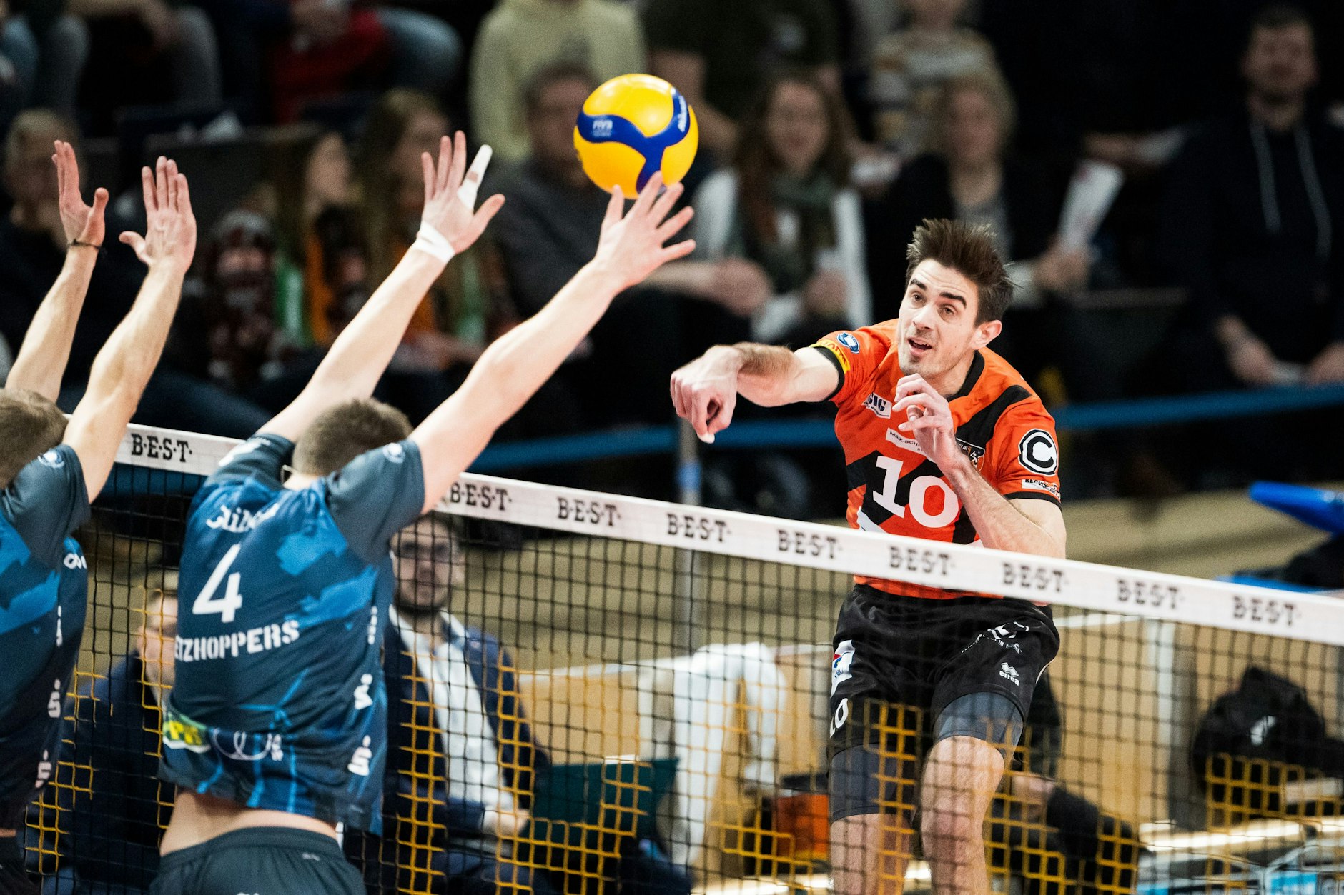 Daniel Malescha von den BR Volleys verfolgt seinen Schmetterschlag.