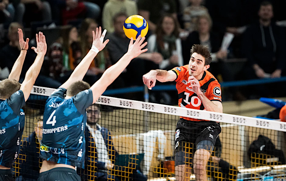 Daniel Malescha von den BR Volleys verfolgt seinen Schmetterschlag.