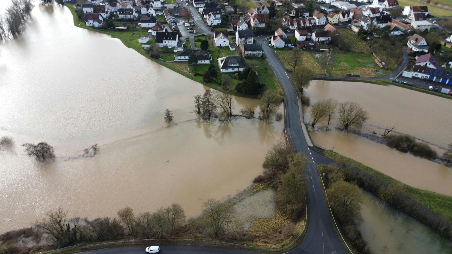 Hochwasser im Landkreis Marburg-Biedenkopf. Die Lahn ist weit über ihre Ufer getreten. Auch in Hessen ist die Hochwasserlage angespannt. dpa