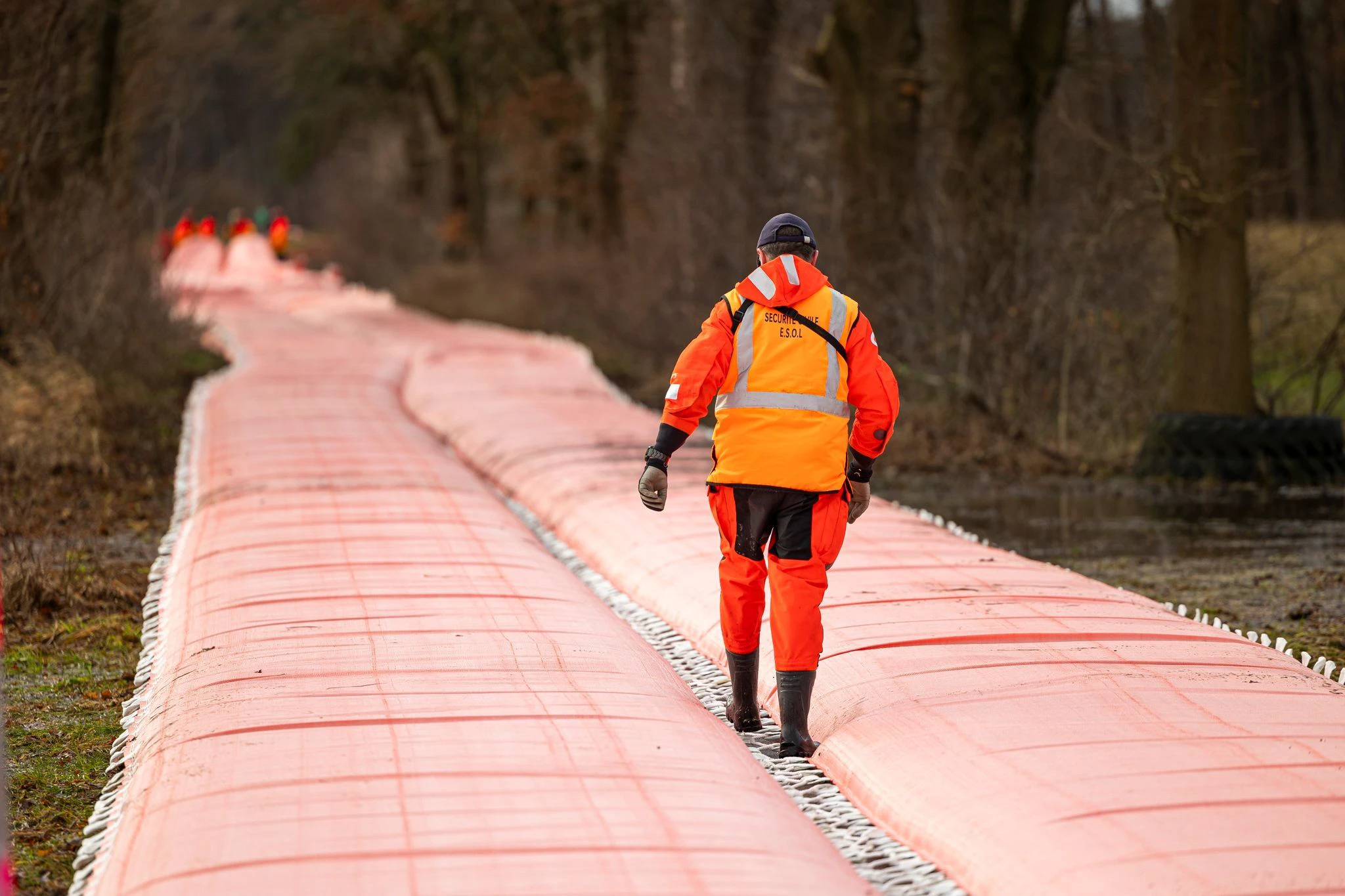 Französische Hilfskräfte haben am Donnerstag zum Hochwasserschutz einen mobilen Deich in der niedersächsischen Gemeinde Winsen an der Aller aufgebaut.  