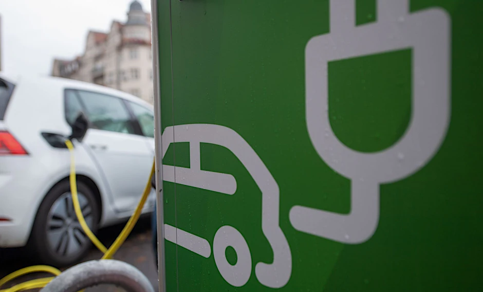 ARCHIV - Die Förderung für E-Autos durch den Bund ist noch im vergangenen Jahr ausgelaufen.  
