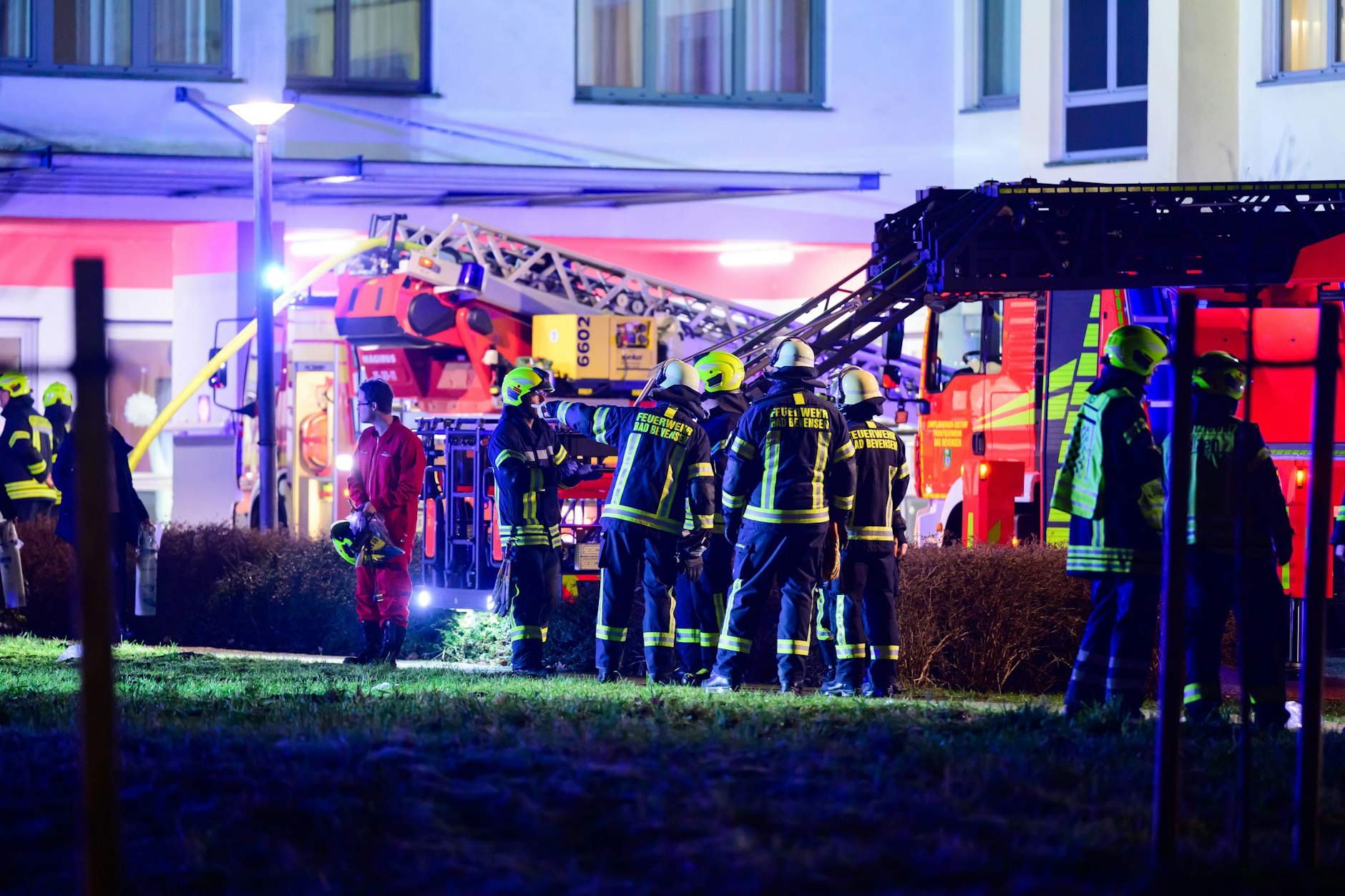 Einsatzkräfte der Feuerwehr helfen bei einem Brand im Krankenhaus im niedersächsischen Uelzen.