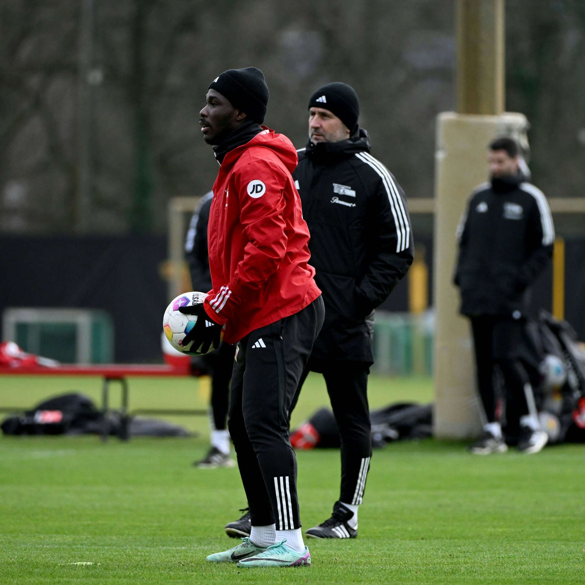 David Fofana beim Training. Unions Coach Nenad Bjelica beäugt ihn skeptisch.