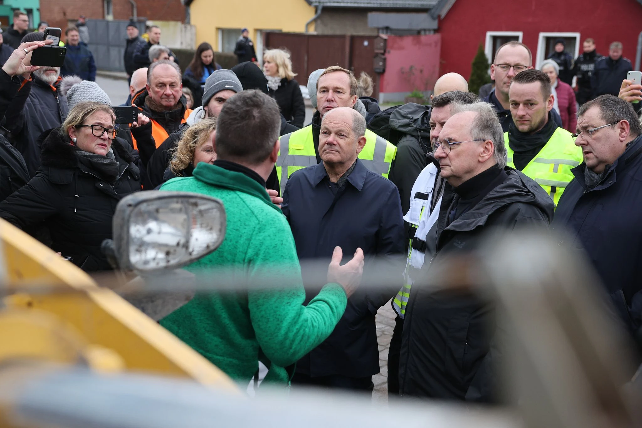 Bei seinem Besuch in Sangerhausen ist Kanzler Scholz teilweise unfreundlich empfangen worden. Hier zusammen Ministerpräsident Reiner Haseloff und Bundesumweltministerin Steffi Lemke.  