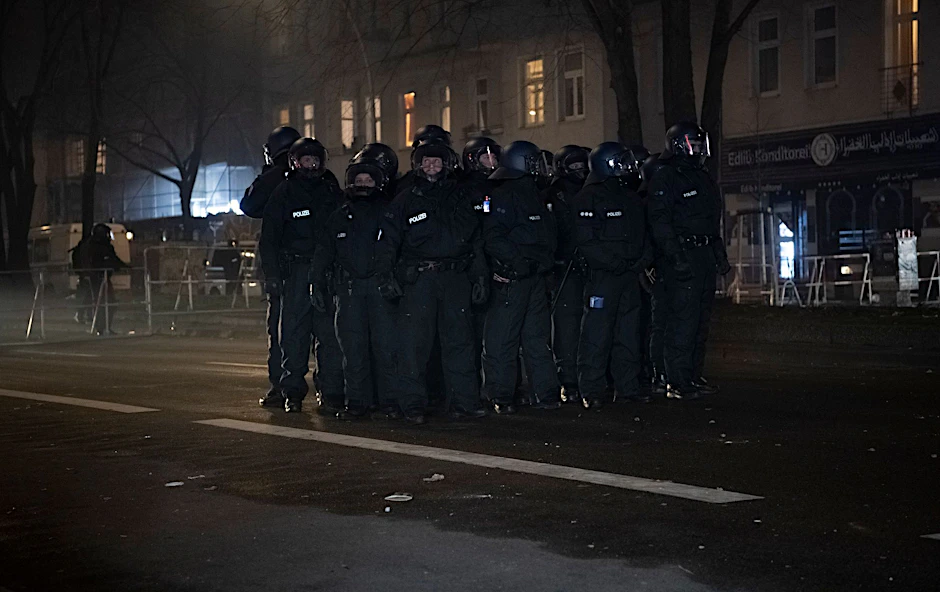 Polizeibeamte auf der Sonnenallee.  