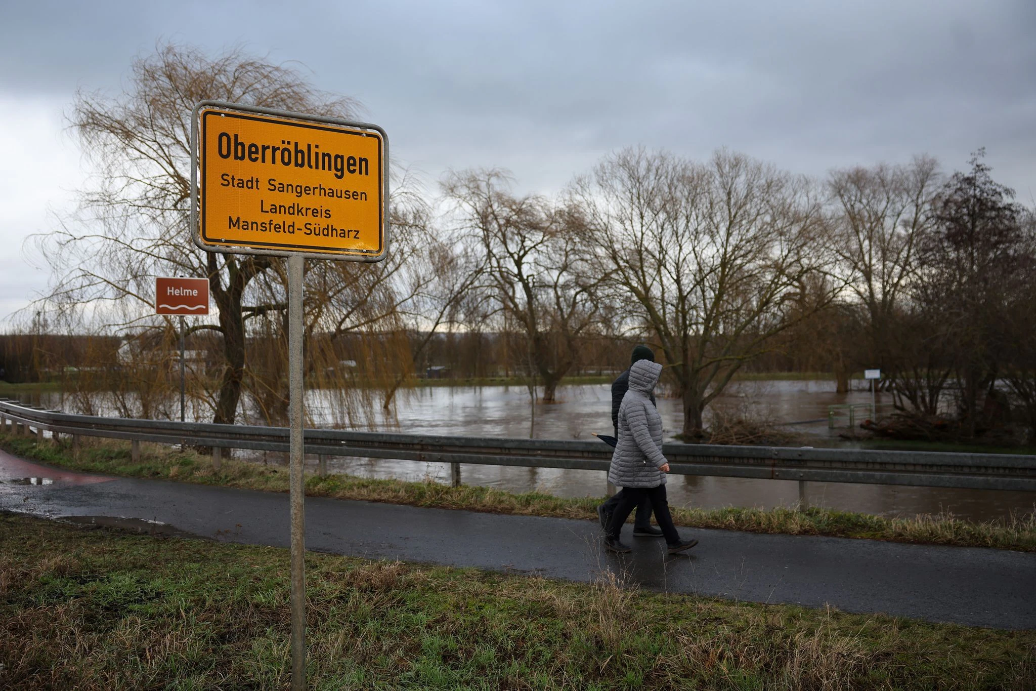 Anwohner aus Oberröblingen auf einer vom Hochwasser umschlossenen Straße. Die Lage hier bleibt weiter angespannt.  