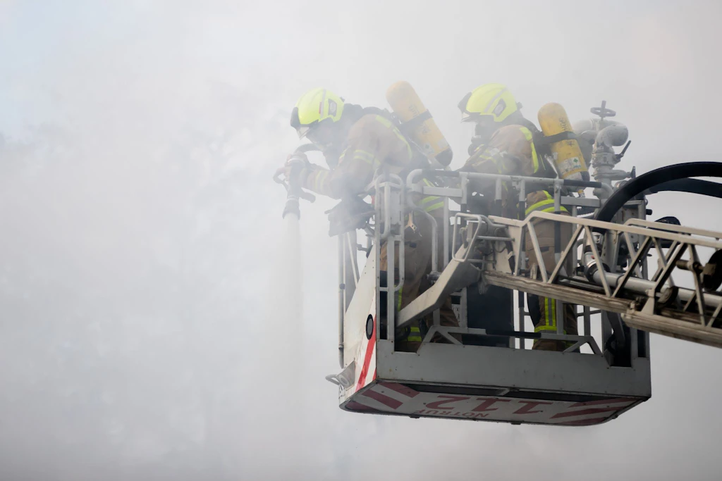 Spandau: Kind löst Wohnungsbrand aus – 30 Menschen in Sicherheit gebracht