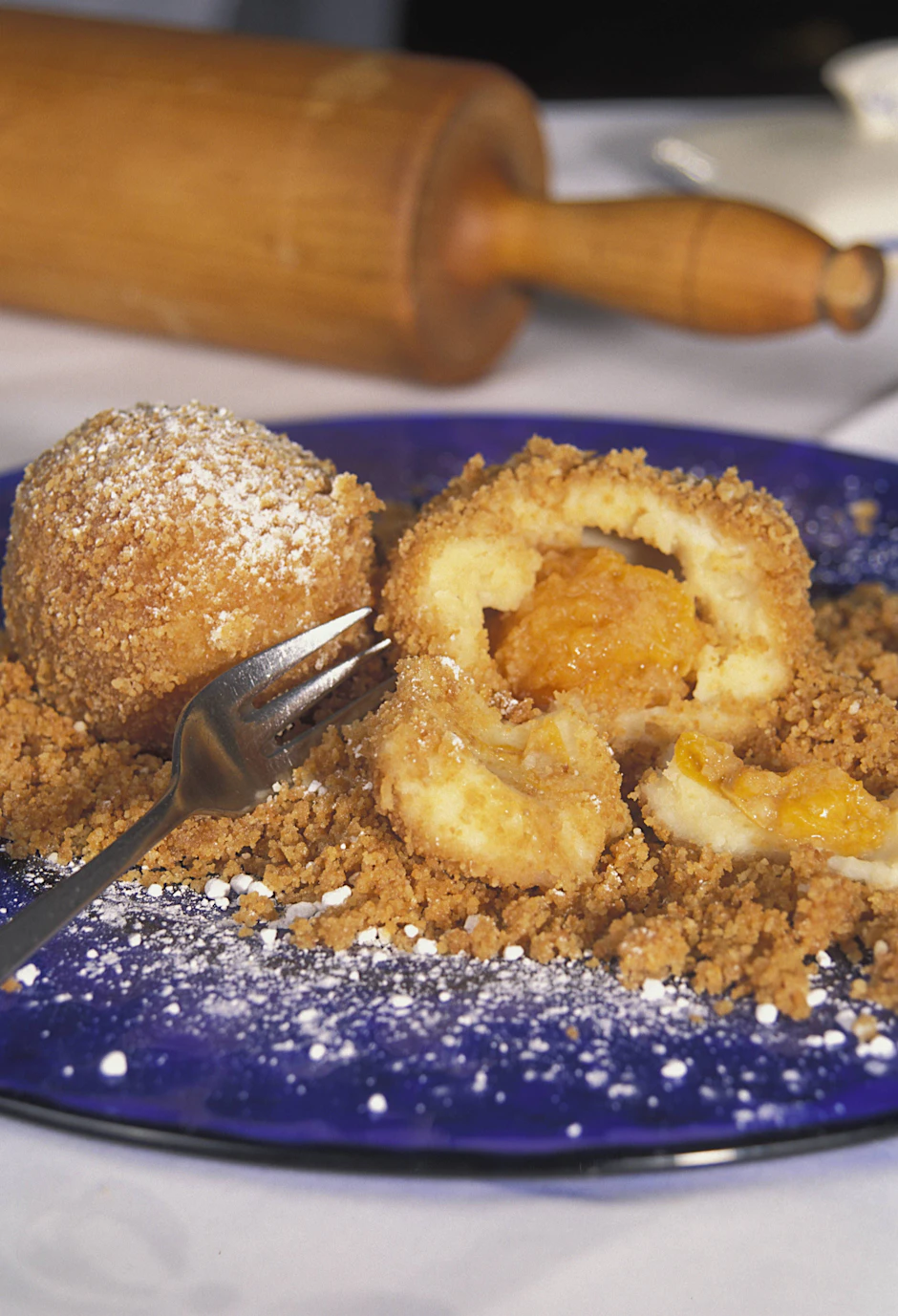Warm, süß und immer eine Sünde wert: Marillenknödel, ein klassisches Dessert bei unseren österreichischen Nachbarn.&nbsp;