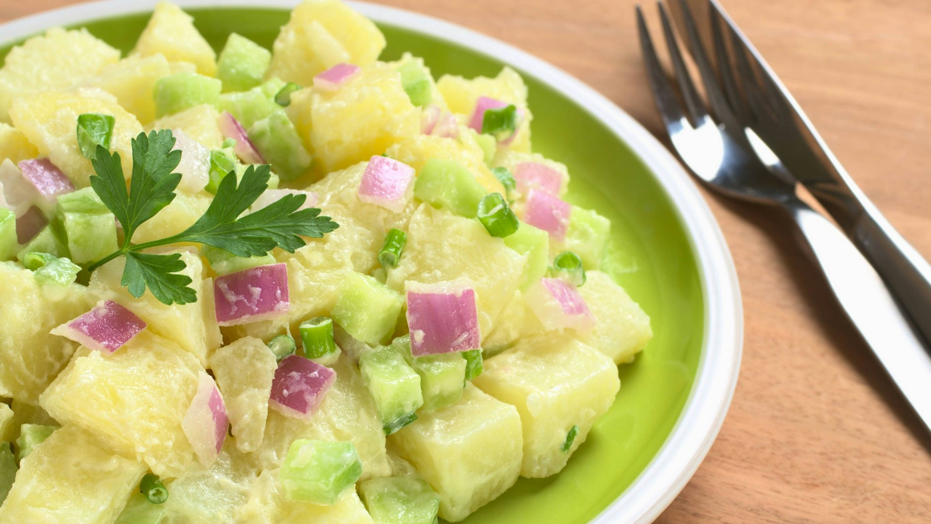 Probieren Sie das Rezept für Kartoffel-Gurken-Salat gleich mal aus. Schneller steht das Abendbrot niemals auf dem Tisch. 