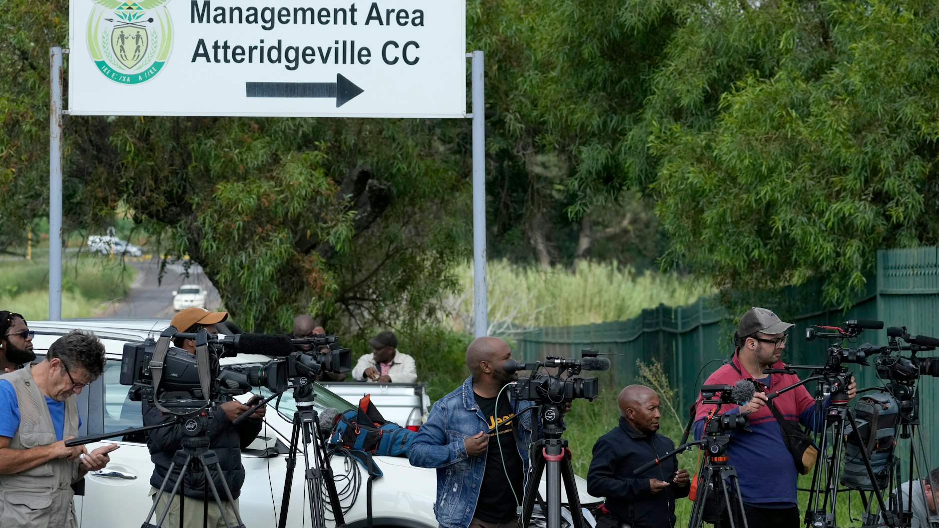 Südafrika: Journalisten warten vor dem Haupttor des Gefängnisses Atteridgeville. Der ehemalige südafrikanische Sportstar Oscar Pistorius kommt fast elf Jahre nach der Tötung seiner damaligen Freundin Reeva Steenkamp auf Bewährung frei.