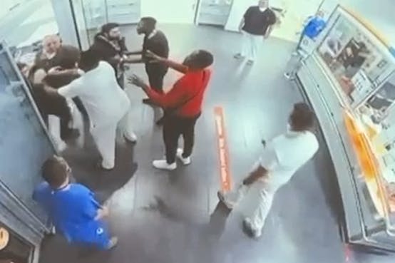 Personal und mehrere Wartende aus der Notaufnahme drängen couragiert die Angreifer ab. 