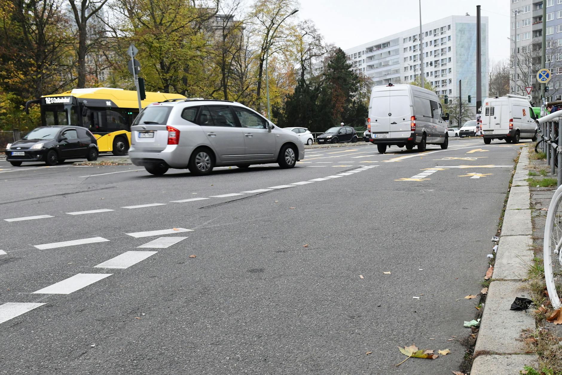 Auf der Friedenstraße in Berlin-Friedrichshain gab es einen Wasserrohrbruch, deshalb muss die Straße jetzt für den Autoverkehr gesperrt werden.