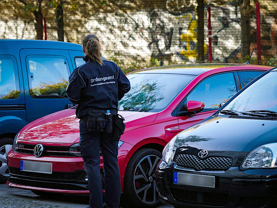 Ein Mitarbeiter des Ordnungsamts wurde in Mitte attackiert.