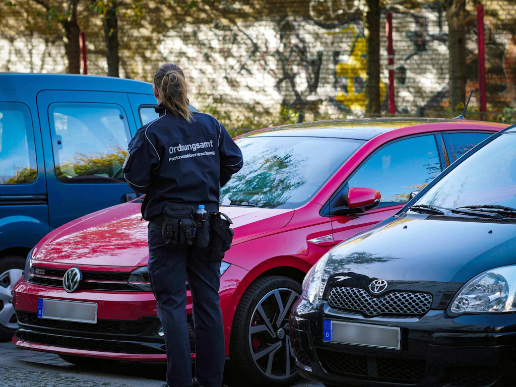 Mitte: Mitarbeiter des Ordnungsamtes wegen Strafzettel attackiert