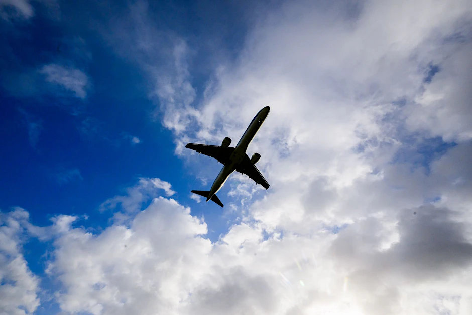 ARCHIV - Immer weniger Menschen fliegen innerhalb Deutschlands.  