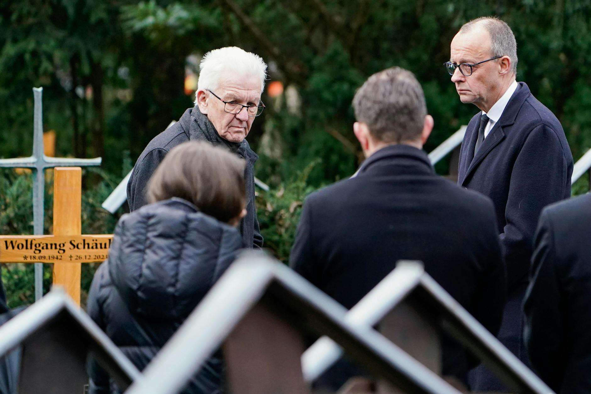 Winfried Kretschmann, Baden-Württembergs Ministerpräsident, und Friedrich Merz, CDU-Bundesvorsitzender, stehen auf dem Friedhof nach dem Trauergottesdienst für Wolfgang Schäuble (CDU). 