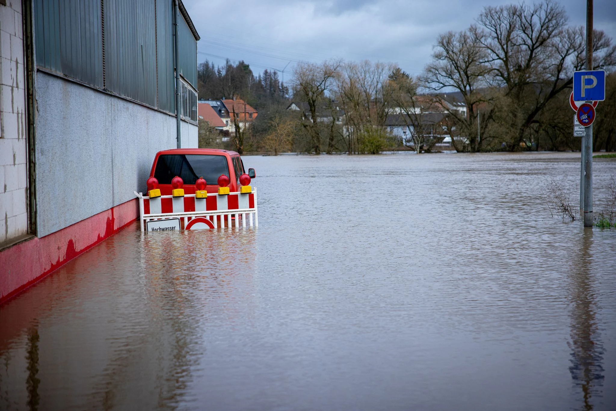 Selbst die Absperrung steht unter Wasser: Hier ist die Blies bei Neunkirchen im Saarland über ihre Ufer getreten.  