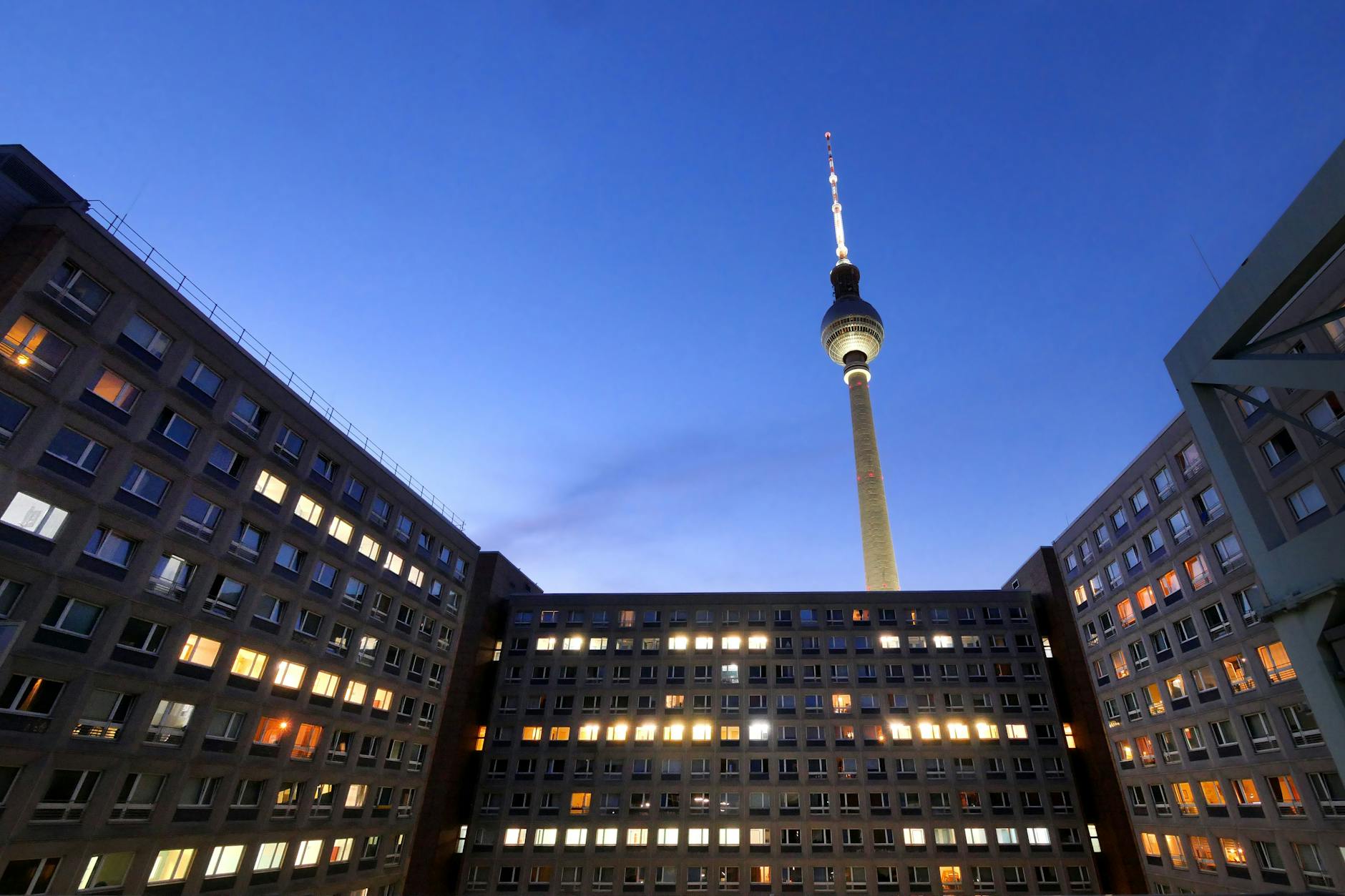 Berliner müssen drei Jahre nach Beginn des Ukrainekrieges deutlich größere Preisanstiege bei Strom und Gas verkraften als andere Regionen in Deutschland.