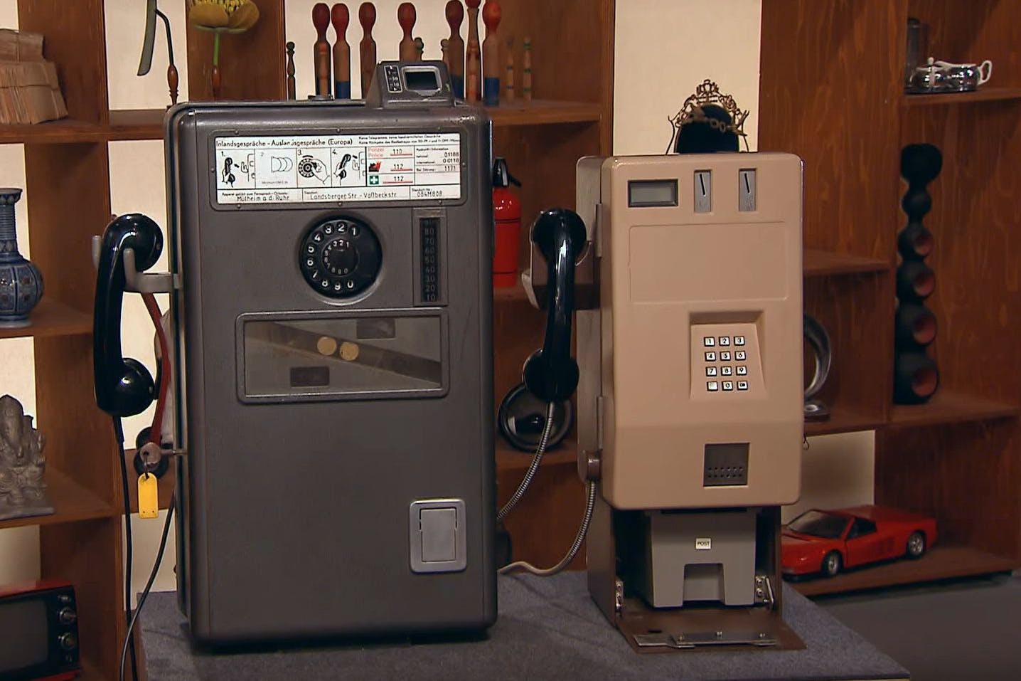 Hallo, Teilnehmer? Nur die Älteren werden sich noch an diese Telefone erinnern, die heute bei „Bares für Rares“ zu Geld gemacht werden sollen.