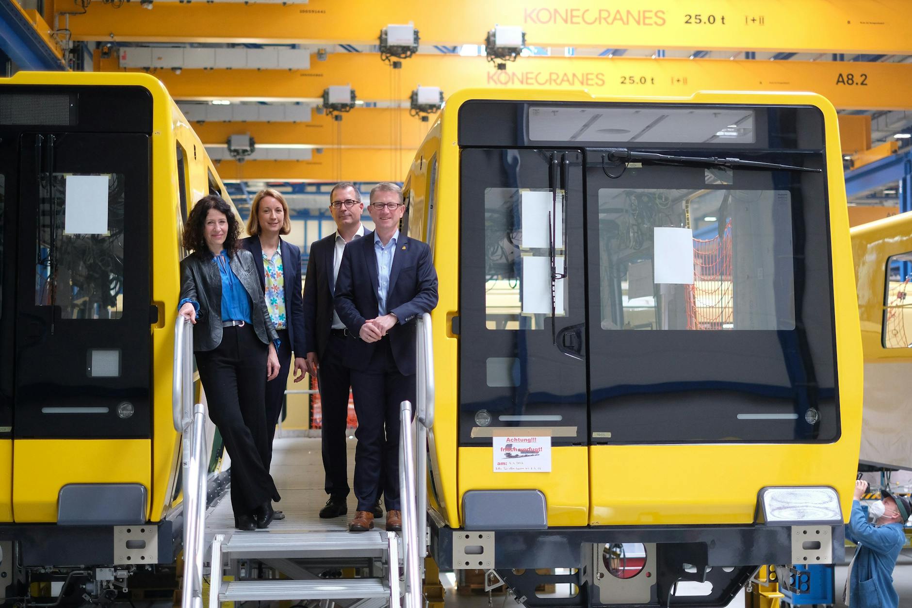 Ortstermin im Werk Pankow 2022: Die damalige Verkehrssenatorin Bettina Jarasch (l.), die damalige Staatssekretärin Meike Niedbal (2.v.l.), BVG-Vorstandsmitglied Rolf Erfurt (r.) mit zwei Wagenkästen der neuen U-Bahn-Baureihe JK. Jure Mikolcic, Chef von Stadler Deutschland (2.v.r.), hatte eingeladen.